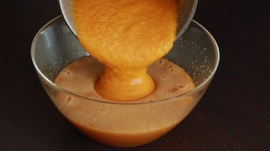 Ev yapımı balkabağı ekmek hamuru hazırlama