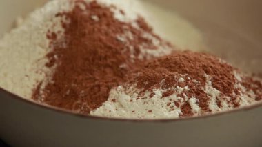 Kuru pişirme malzemelerini yakın plan bir kasede birleştirmek.