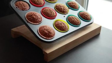 Ev yapımı yulaflı balkabaklı kekler fırından yeni çıktı.