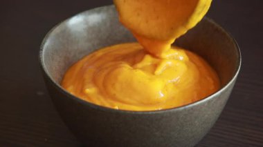 Kremalı kavrulmuş kabak çorbasının kapağını kapatın. Sonbahar yemeği.