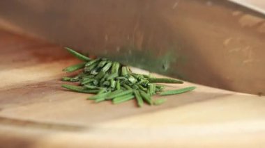 Taze biberiye doğrayan ellerin yakın çekimi