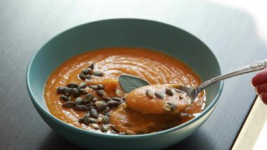 Kremalı kavrulmuş kabak çorbasının kapağını kapatın. Sonbahar yemeği.