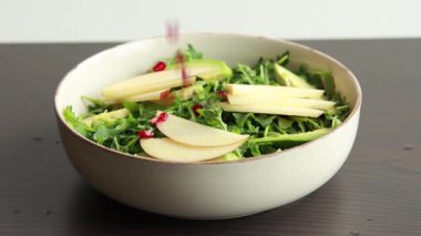 Elmalı, nar cevizli ve jambonlu sonbahar salatası hazırlıyorum.