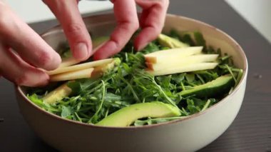 Elmalı, nar cevizli ve jambonlu sonbahar salatası hazırlıyorum.