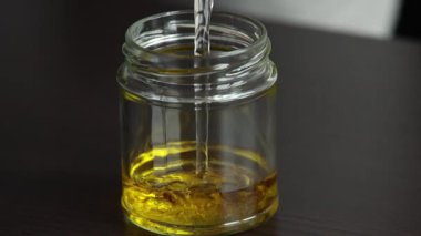 Kavanozda taze sos hazırlıyorum.