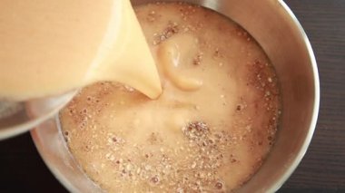 Balkabağı yulafları için ıslak ve kuru karışımı birleştiriyorum.