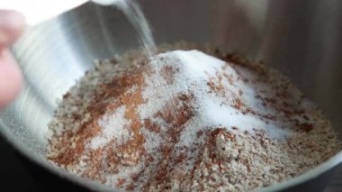 Yulaf unu ve baharatı kasede karıştırılır.
