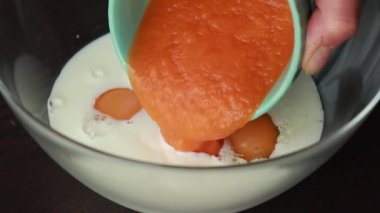 Karışık ıslak balkabağı hamuru malzemeleri kasede