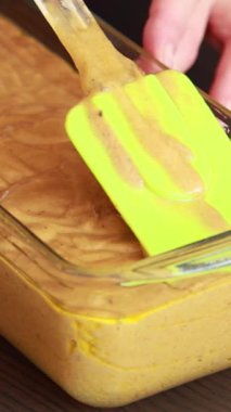 Kabak ekmeği hamuru, somun tavada pişirmeye hazır.