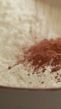 Kuru pişirme malzemelerini bir kasede karıştırıyorum.