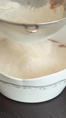 Balkabağı pişmiş tatlı hazırlama malzemeleri karıştırılıyor.