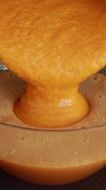 Balkabağı pişmiş tatlı hazırlama malzemeleri karıştırılıyor.