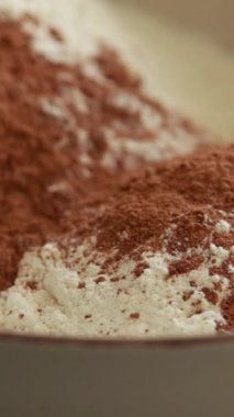 Kuru pişirme malzemelerini bir kasede karıştırıyorum.