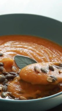 Lezzetli kızarmış kabak ve balkabağı çorbası, kremalı sonbahar yemeği.