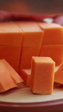 Tahta kesme tahtasıyla kabak küp küp doğramak.