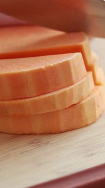 Tahta kesme tahtasıyla kabak küp küp doğramak.