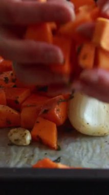 Bir tepside taze kabak ve soğan. Baharatlı ve kızartılmaya hazır.