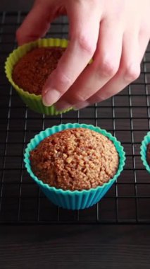 Sağlıklı yulaflı balkabaklı keklerin dikey videosu