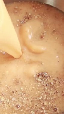 Balkabağı pişmiş tatlı hazırlama malzemeleri karıştırılıyor.