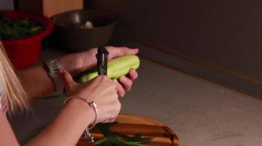 Salatalık soyan kız. Yaklaş.