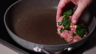 Tavada hindi köftesi pişirmek, ev mutfağı, yatay video.