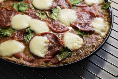 Yeni yapılmış brokoli pizzası, sağlıklı beslenme, yakın plan.