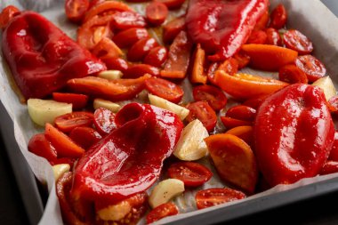 Çiğ Dilimlenmiş Domates, Kırmızı Biber, Soğan ve Kızartma Tepsisinde Sarımsak Pişirme Hazırlığı