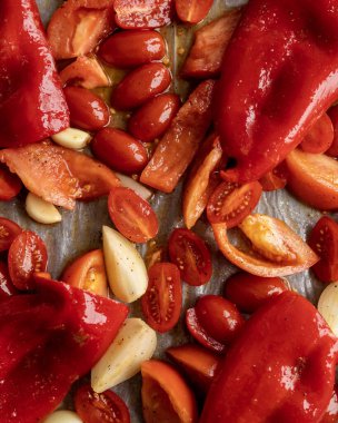 Çiğ Dilimlenmiş Domates, Kırmızı Biber, Soğan ve Kızartma Tepsisinde Sarımsak Pişirme Hazırlığı