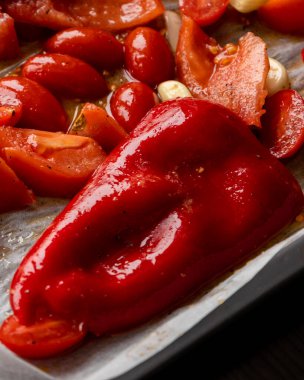 Çiğ Dilimlenmiş Domates, Kırmızı Biber, Soğan ve Kızartma Tepsisinde Sarımsak Pişirme Hazırlığı