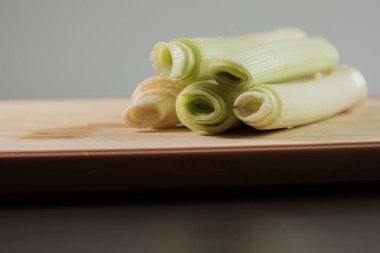 Tahta Kesme Tahtasında Taze Pırasa ve Soğan Sağlıklı Sebze Hazırlama