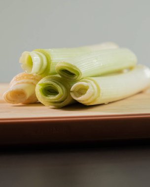 Tahta Kesme Tahtasında Taze Pırasa ve Soğan Sağlıklı Sebze Hazırlama