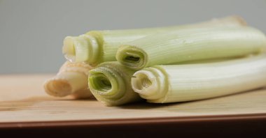 Tahta Kesme Tahtasında Taze Pırasa ve Soğan Sağlıklı Sebze Hazırlama