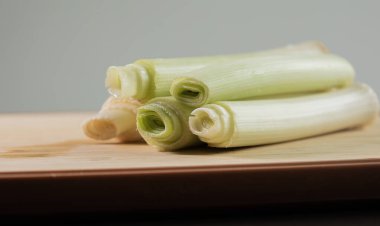 Tahta Kesme Tahtasında Taze Pırasa ve Soğan Sağlıklı Sebze Hazırlama