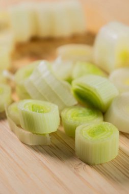 Tahta Kesme Tahtasında Taze Pırasanın Yakın Çekimi Sağlıklı Sebze Hazırlama