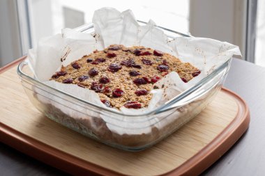 Fırınlanmış yulaf, portakal ve kızılcık tabağı bayramı kahvaltısı.