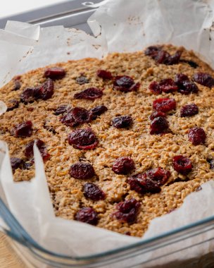 Fırınlanmış yulaf, portakal ve kızılcık tabağı bayramı kahvaltısı.