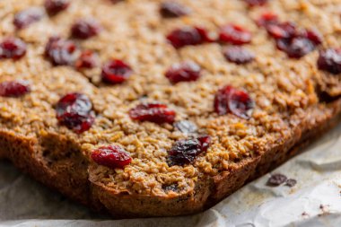 Fırınlanmış yulaf, portakal ve kızılcık tabağı bayramı kahvaltısı.