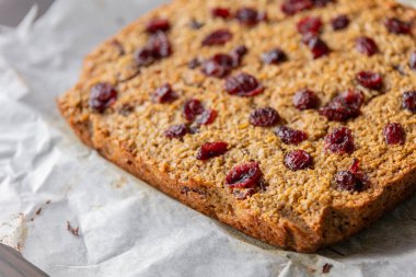 Fırınlanmış yulaf, portakal ve kızılcık tabağı bayramı kahvaltısı.