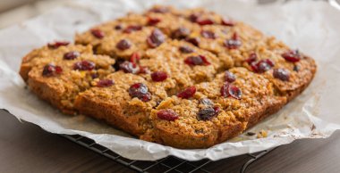 Fırınlanmış yulaf, portakal ve kızılcık tabağı bayramı kahvaltısı.