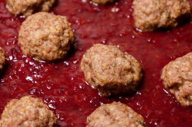 Şükran Günü yemeğinde kızılcık soslu hindi köftesi.