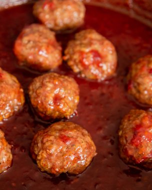 Şükran Günü yemeğinde kızılcık soslu hindi köftesi.