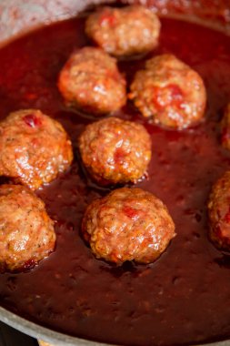 Şükran Günü yemeğinde kızılcık soslu hindi köftesi.