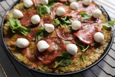 Brokoli Pizzasının Adım Adım Hazırlanması Sağlıklı Sebze Tarifi