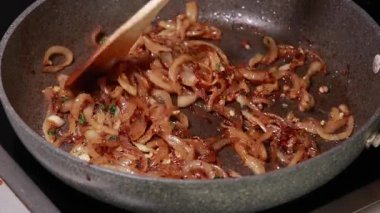 Bir Pan Pişirme Süreci ve Tarifi Hazırlığında Dilimlenmiş Soğanları Karamelize Etmek