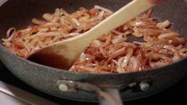 Bir Pan Pişirme Süreci ve Tarifi Hazırlığında Dilimlenmiş Soğanları Karamelize Etmek