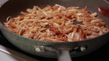Bir Pan Pişirme Süreci ve Tarifi Hazırlığında Dilimlenmiş Soğanları Karamelize Etmek