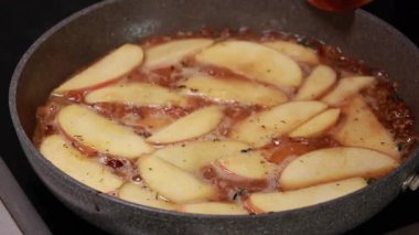 Sonbahar Tarifleri İçin Elma ve Soğan Sote Etme Süreci