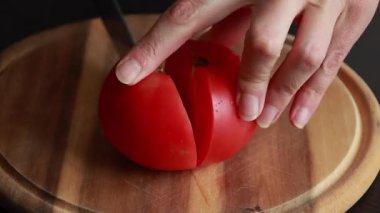 Yuvarlak Tahta Kesme Tahtasında Büyük Sulu Domatesleri Kesen Kadının Yakın Çekimi