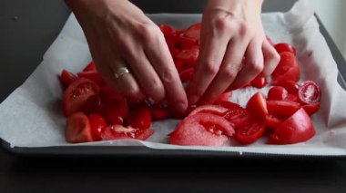 Baharat ve Karıştırma Domatesler ve Kırmızı Çan Biberleri Tepside Kızarmaya Hazır