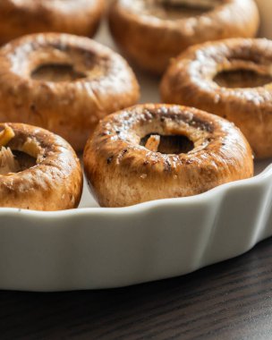 Fırın tepsisindeki Ham Mevsimlik Düğme Mantarları Fırına Hazır